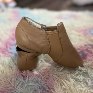 Revolution Tan Jazz Shoes Girls size 5 (street size 2)